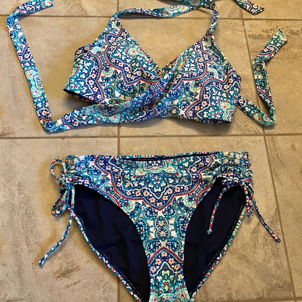 Colorful Athleta bathing suit! 34 D/DD top And medium bottoms